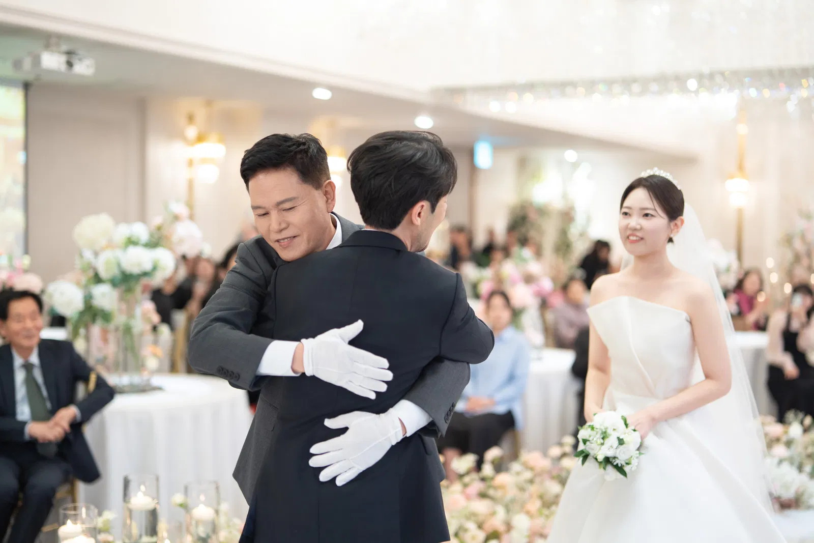 하얀스냅 본식스냅 포트폴리오 현장 기록 촬영 사진,밝은홀본식스냅,월드컵컨벤션,아버지포옹