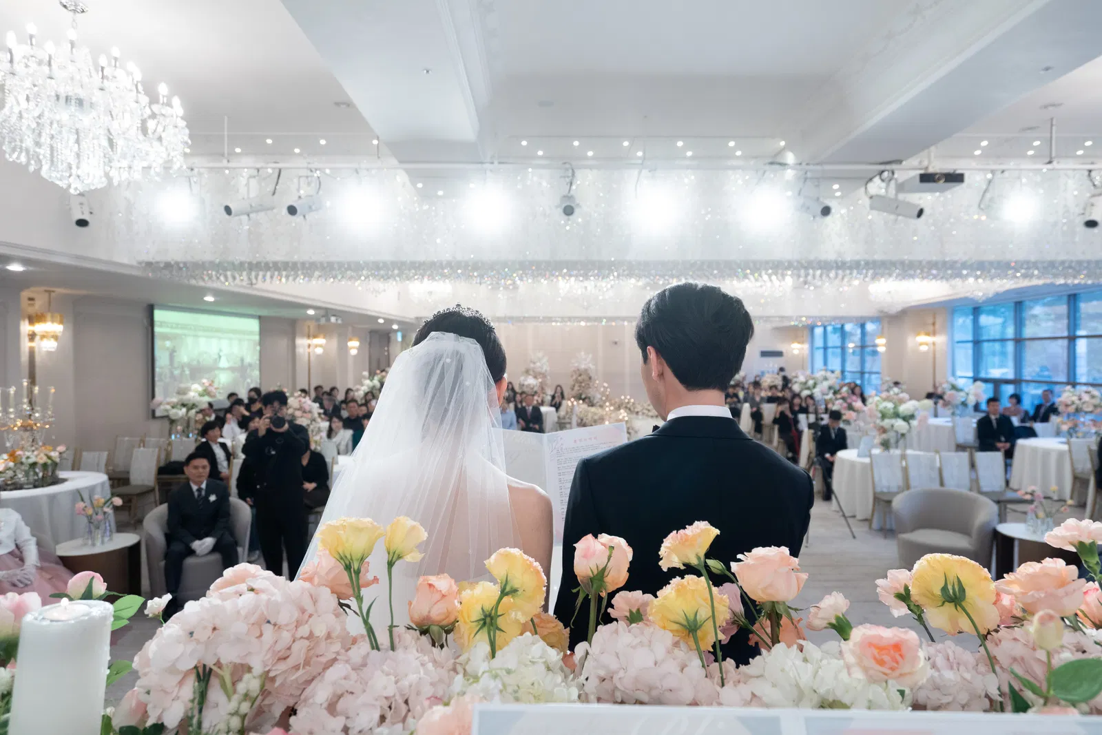 하얀스냅 본식스냅 포트폴리오 현장 기록 촬영 사진,밝은홀본식스냅,월드컵컨벤션,신랑신부뒷모습