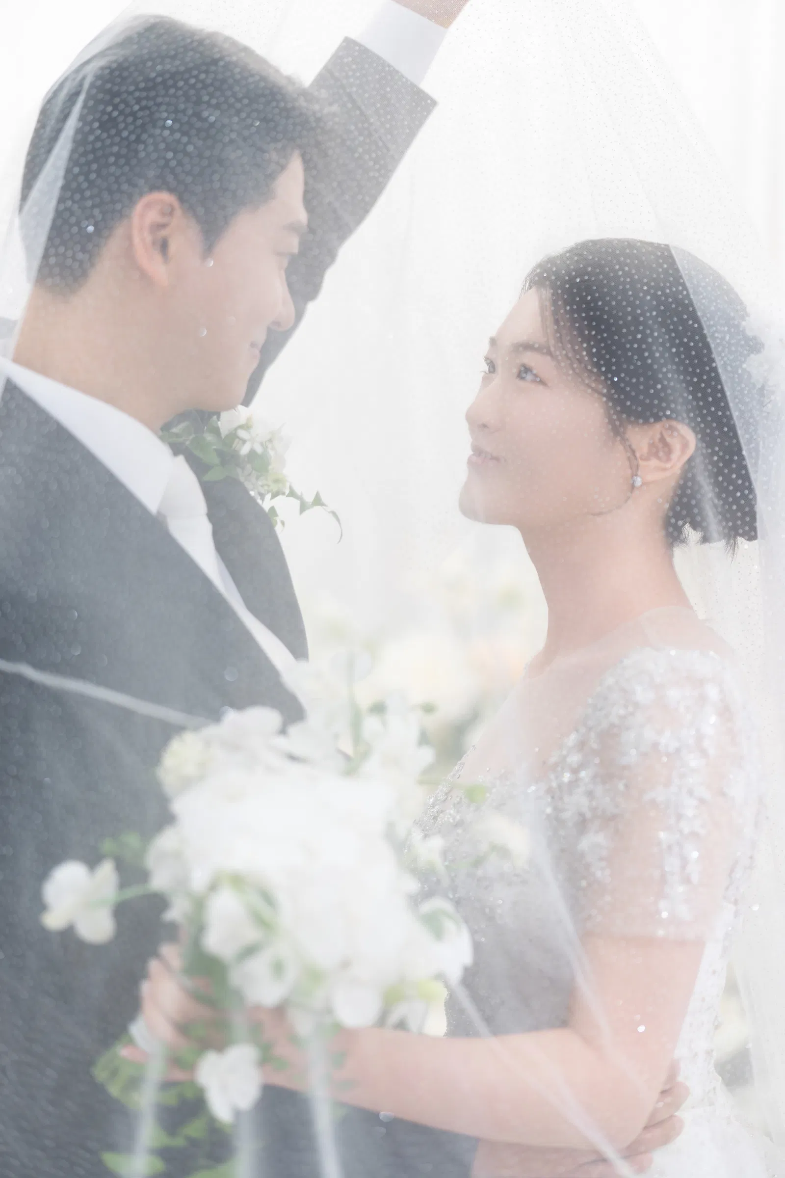 서울가든호텔 본식스냅 신랑 신부 마주 보는 웨딩 사진