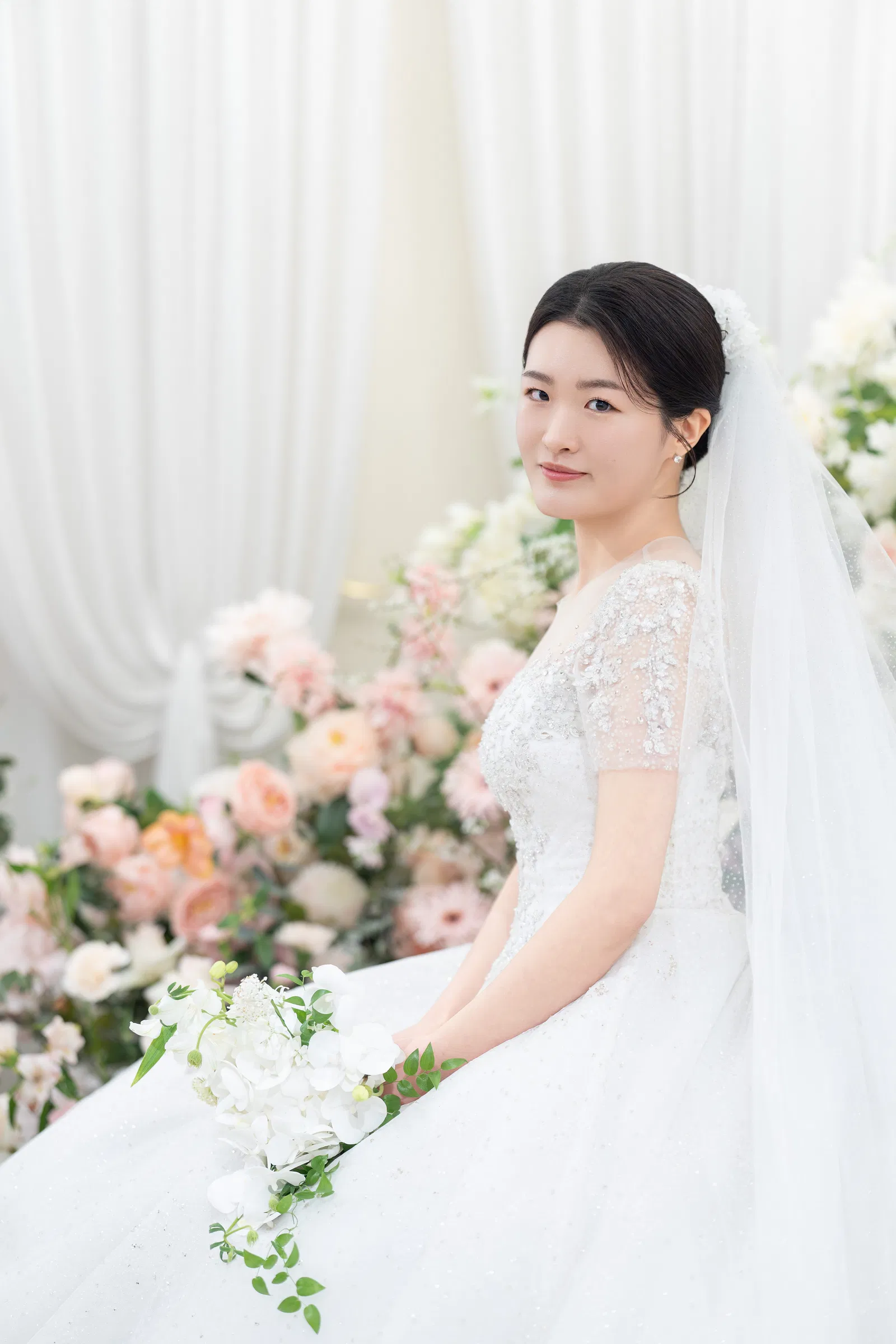 서울가든호텔 신부대기실에서 부케를 든 신부 본식스냅
