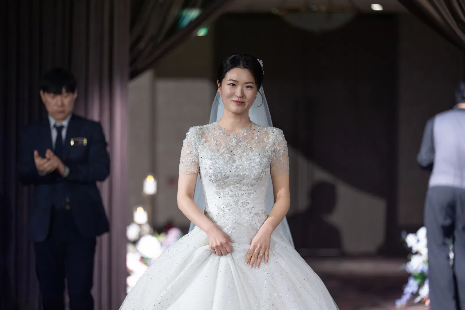 서울가든호텔 본식 중 버진로드에 선 신부