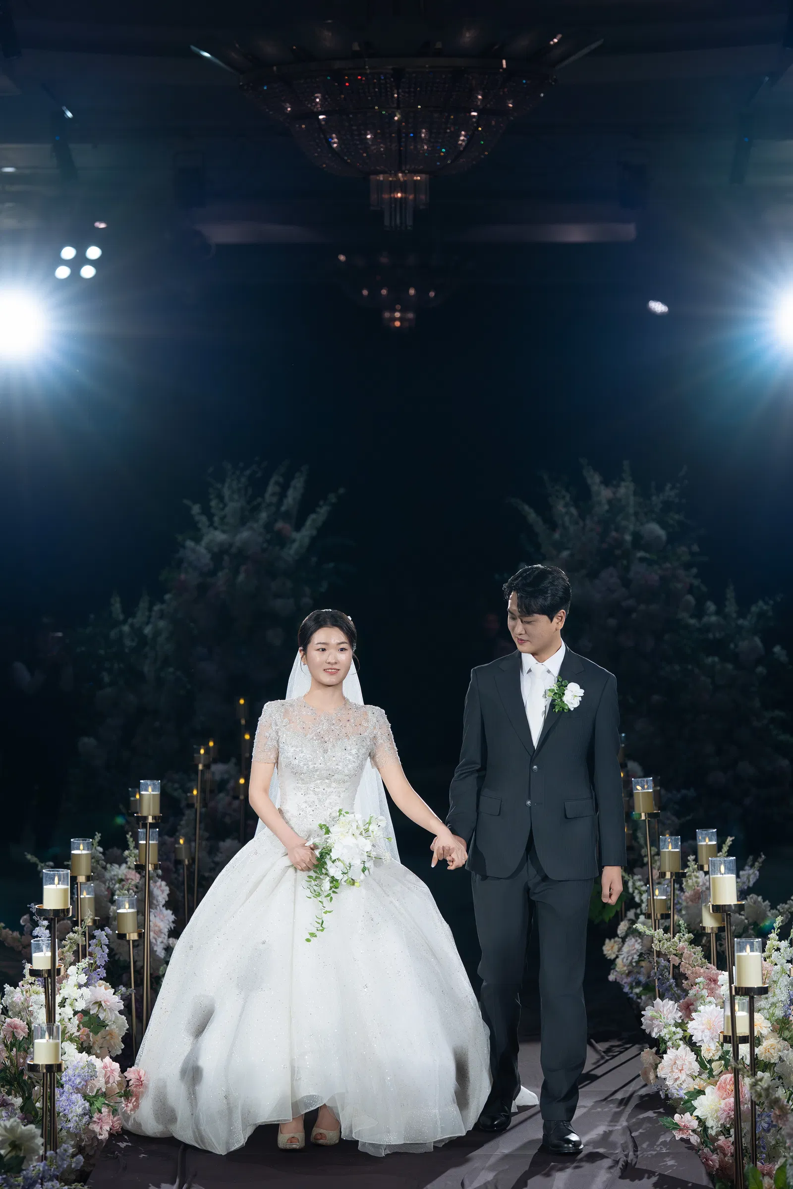 서울가든호텔 웨딩홀 버진로드를 함께 걷는 신랑 신부
