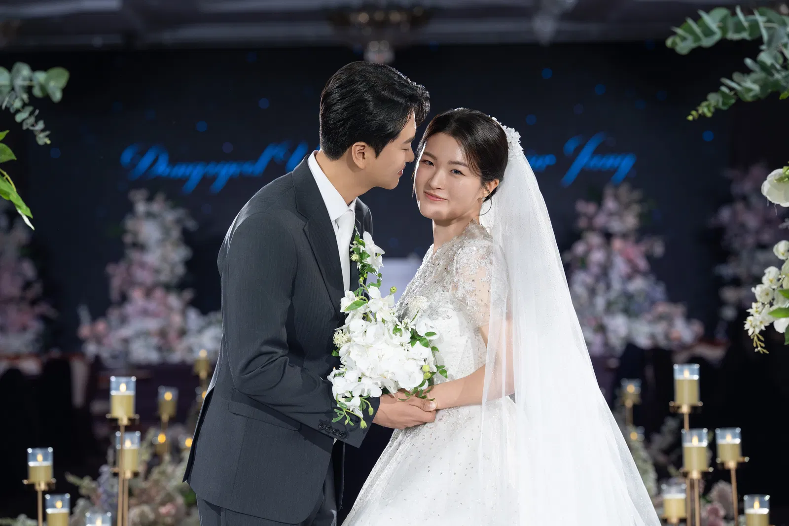 서울가든호텔 본식 중 서로 바라보는 신랑 신부