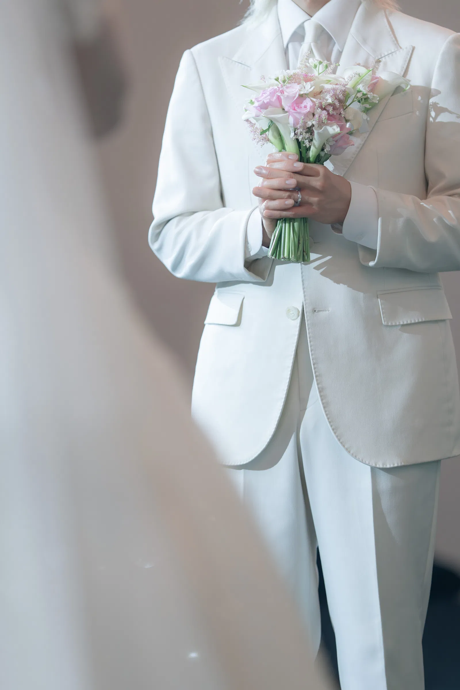 세빛섬 플로팅아일랜드, 흰 예복을 입은 신랑이 들고 있는 분홍빛 부케