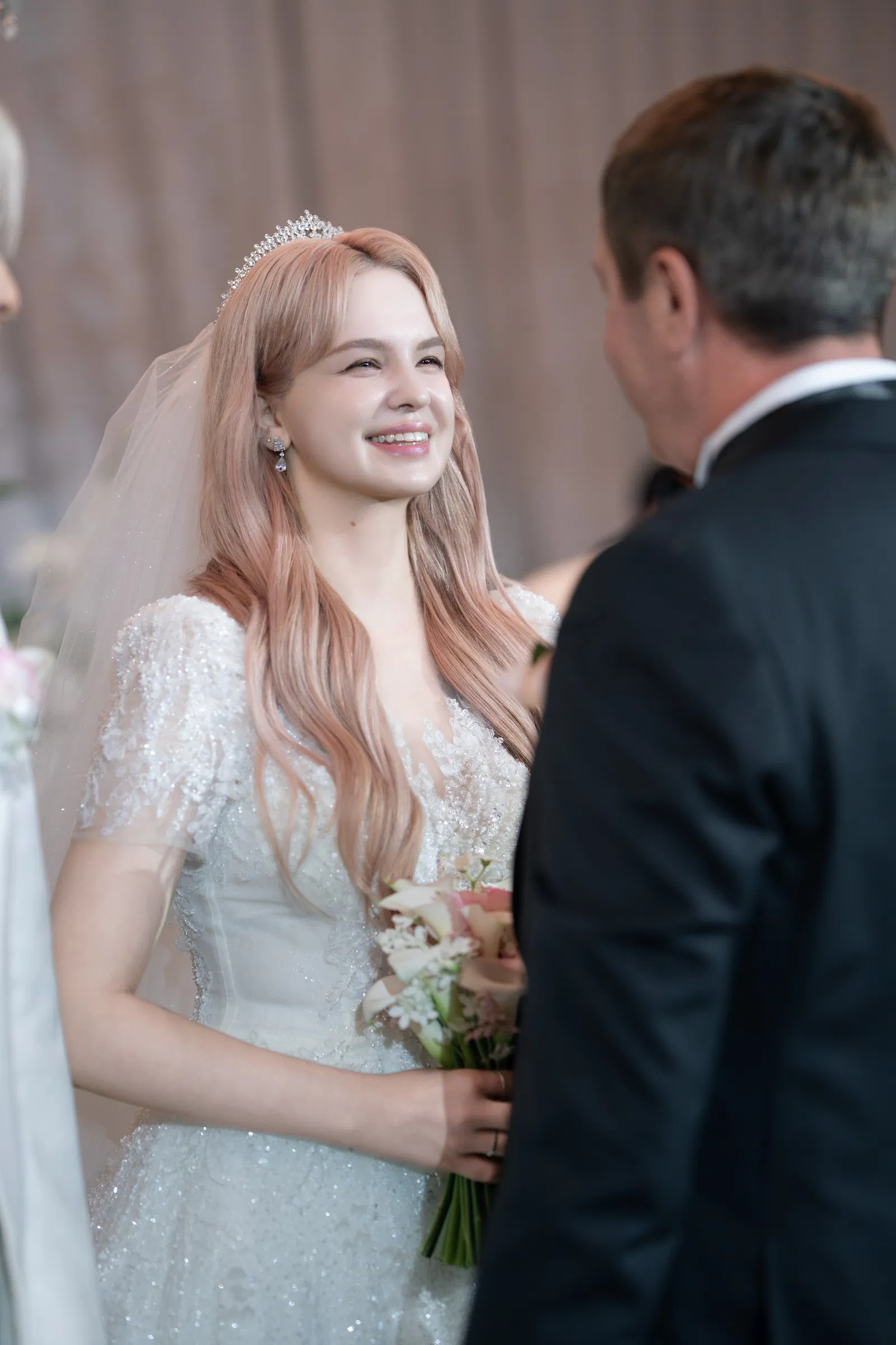 세빛섬 플로팅아일랜드, 예식 중 앞에 선 하객을 바라보며 웃는 신부