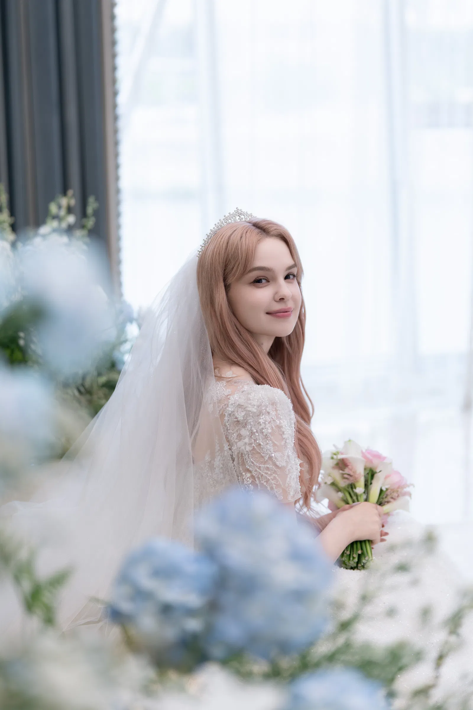 세빛섬 플로팅아일랜드, 꽃 너머로 가까이 담은 신부의 미소