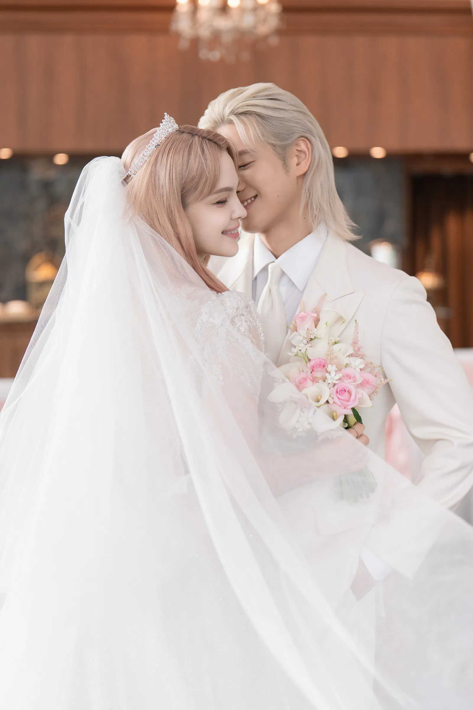 세빛섬 플로팅아일랜드, 베일 아래에서 가까이 기대어 미소 짓는 두 사람