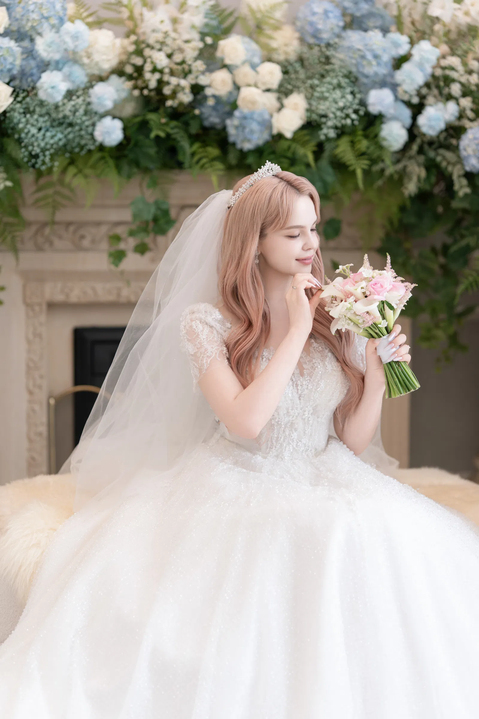세빛섬 플로팅아일랜드, 신부대기실에서 부케 가까이 얼굴을 기울인 신부