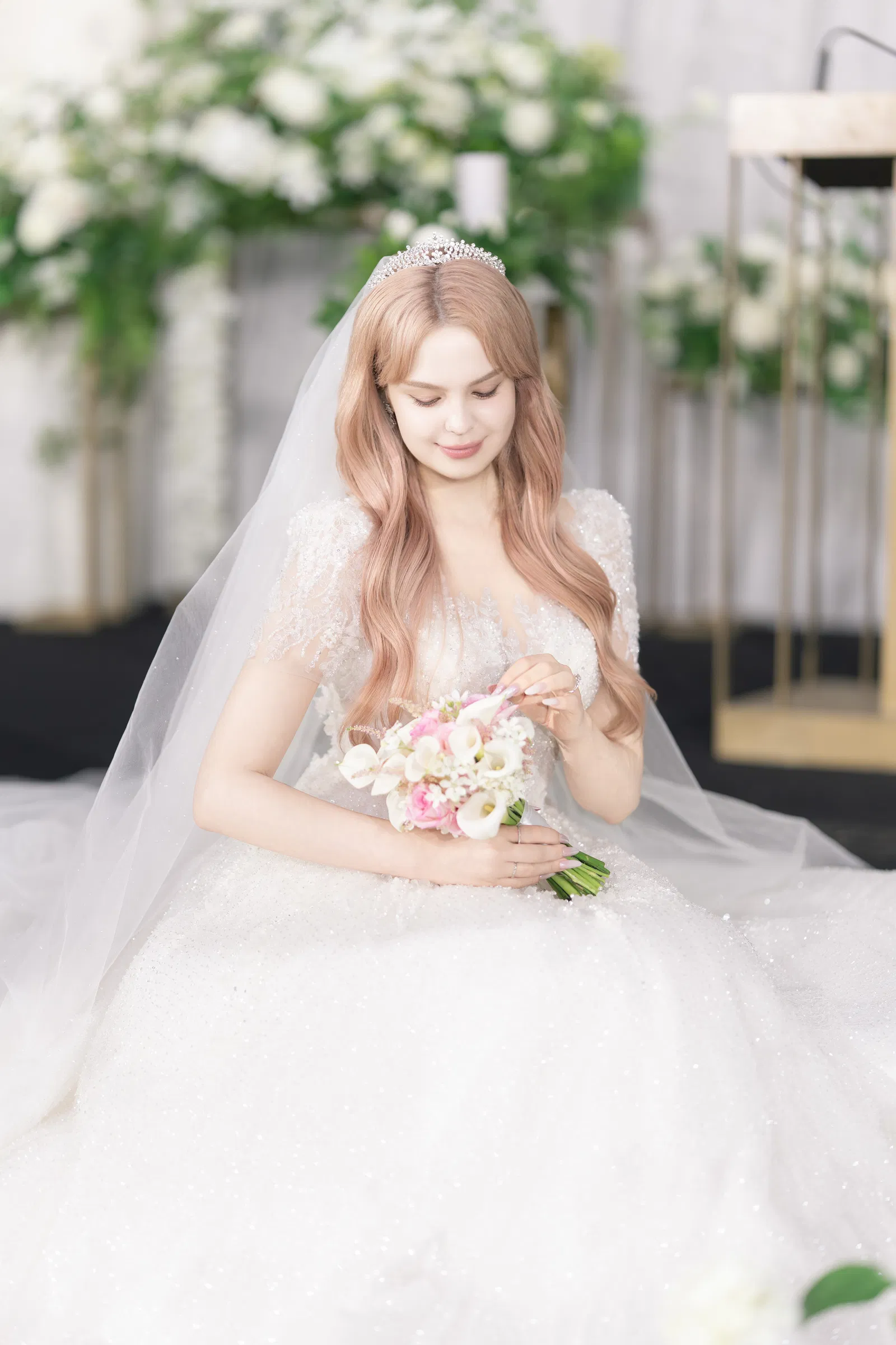 세빛섬 플로팅아일랜드, 부케를 든 신부를 꽃 너머로 가까이 담은 모습