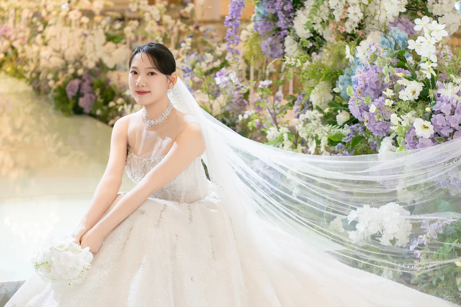 라마다호텔 송도점 꽃장식을 배경으로 베일을 길게 펼치고 앉은 신부