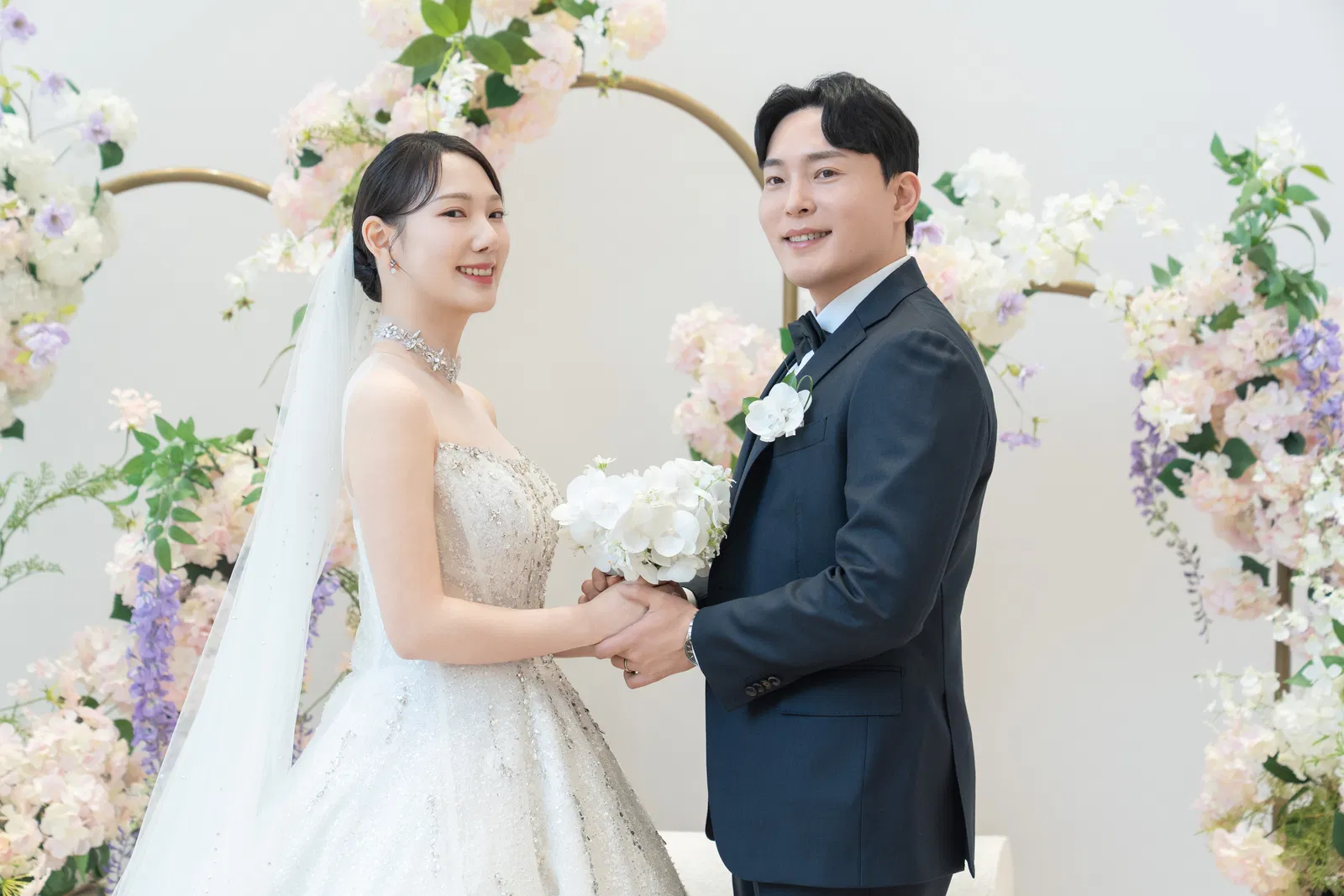 라마다호텔 송도점 꽃장식 앞에서 부케를 함께 들고 있는 신랑과 신부