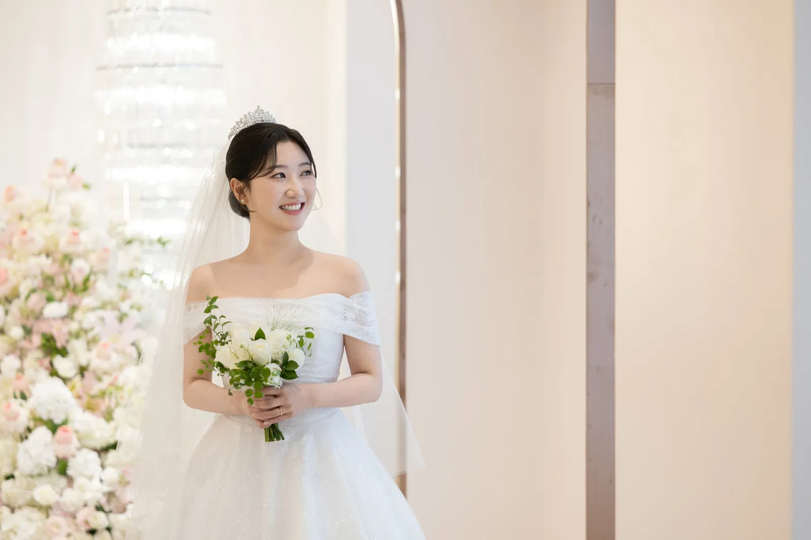 솔스퀘어컨벤션 신부대기실에서 부케를 들고 웃는 신부