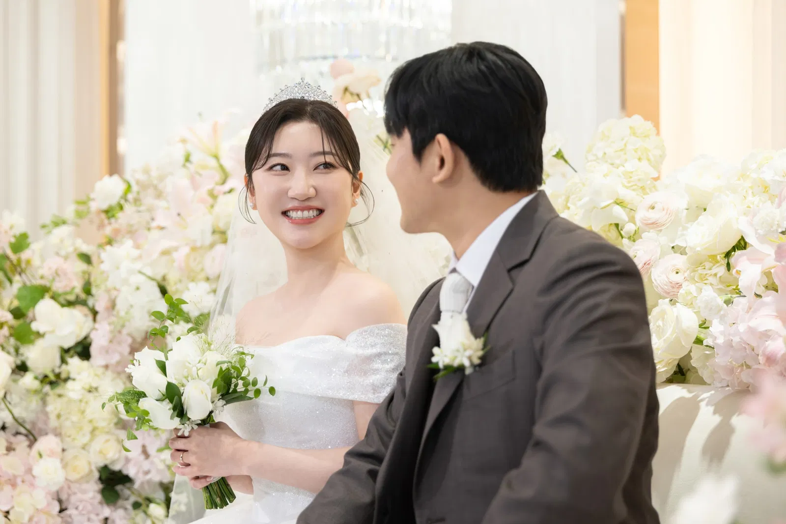 솔스퀘어컨벤션 신부대기실에서 신랑을 바라보며 웃는 신부