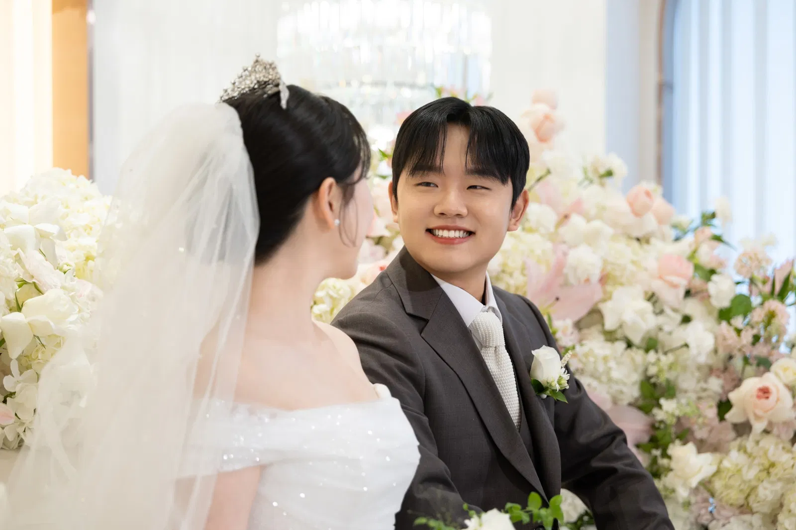 솔스퀘어컨벤션 신부대기실에서 신부를 바라보며 웃는 신랑