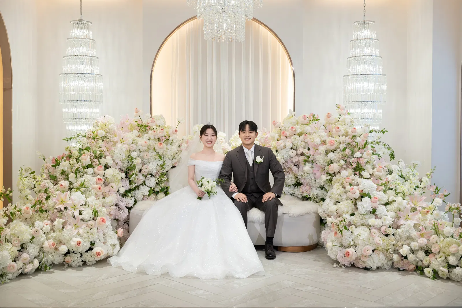솔스퀘어컨벤션 신부대기실 소파에 나란히 앉은 신랑신부