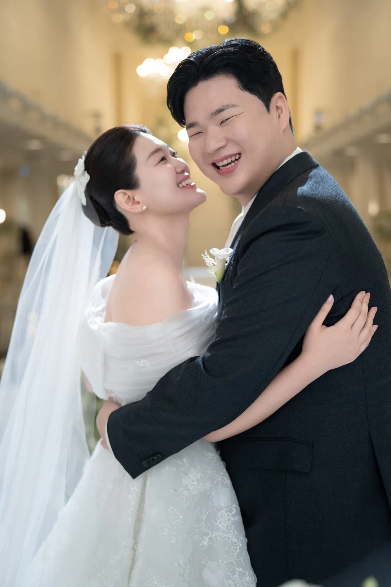 스타시티아트홀에서 서로를 끌어안고 웃는 신랑신부