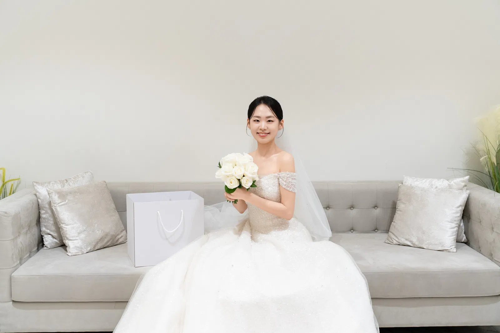 더 베뉴지 서울, 소파에 앉아 흰 부케를 든 신부