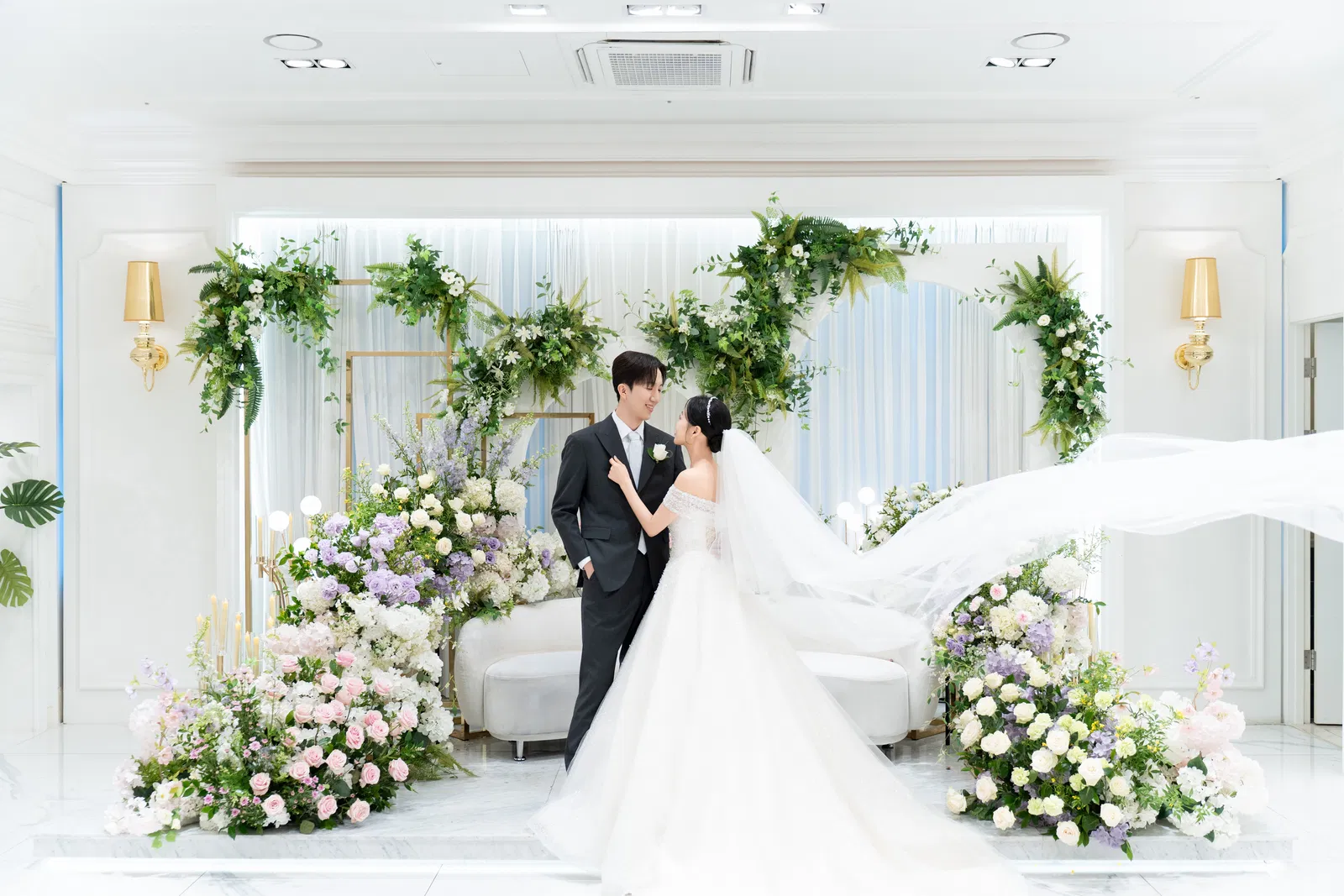 더 베뉴지 서울, 흰 베일을 펼친 채 서로를 바라보는 신랑과 신부