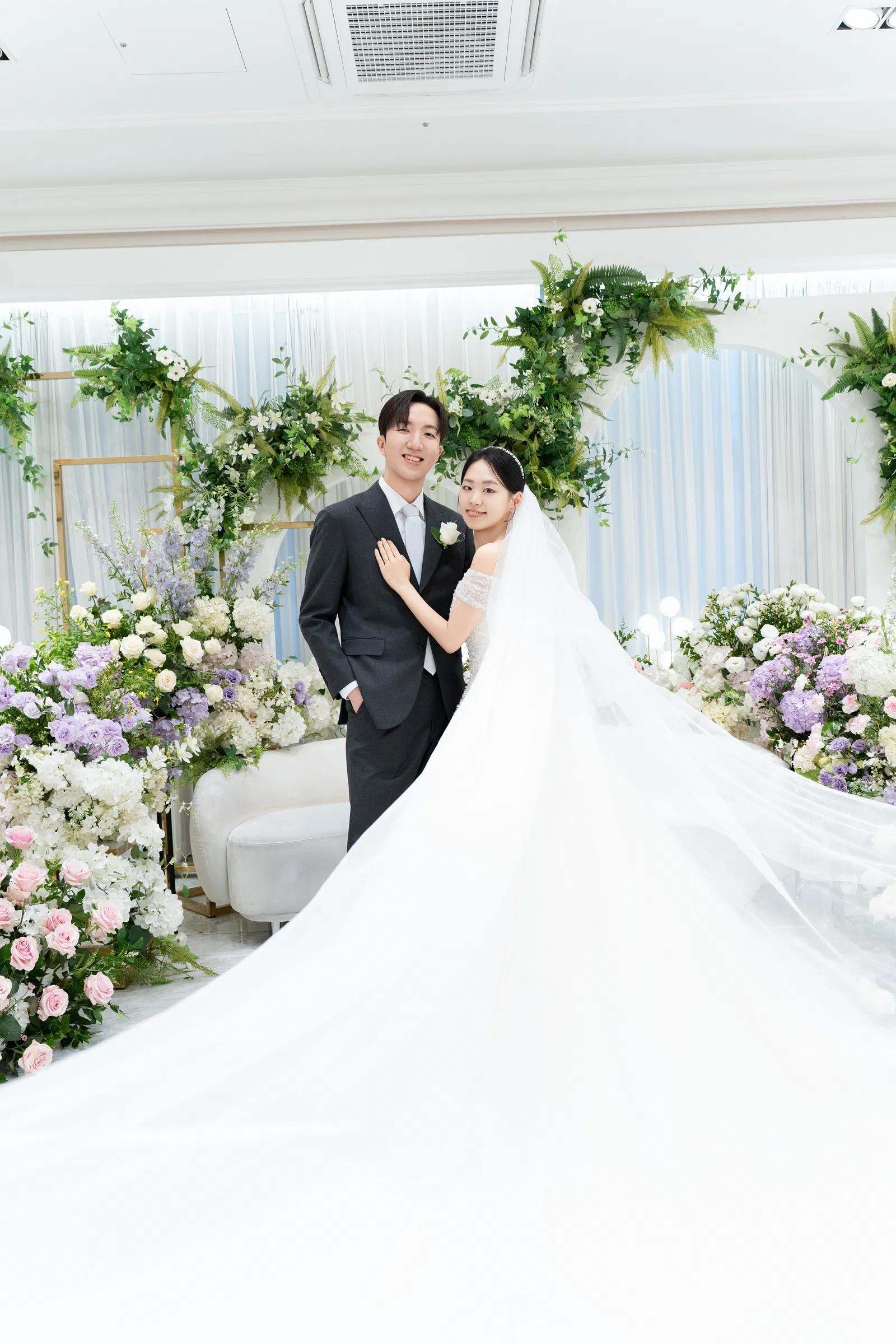 더 베뉴지 서울, 꽃으로 꾸민 대기실에서 나란히 선 신랑과 신부