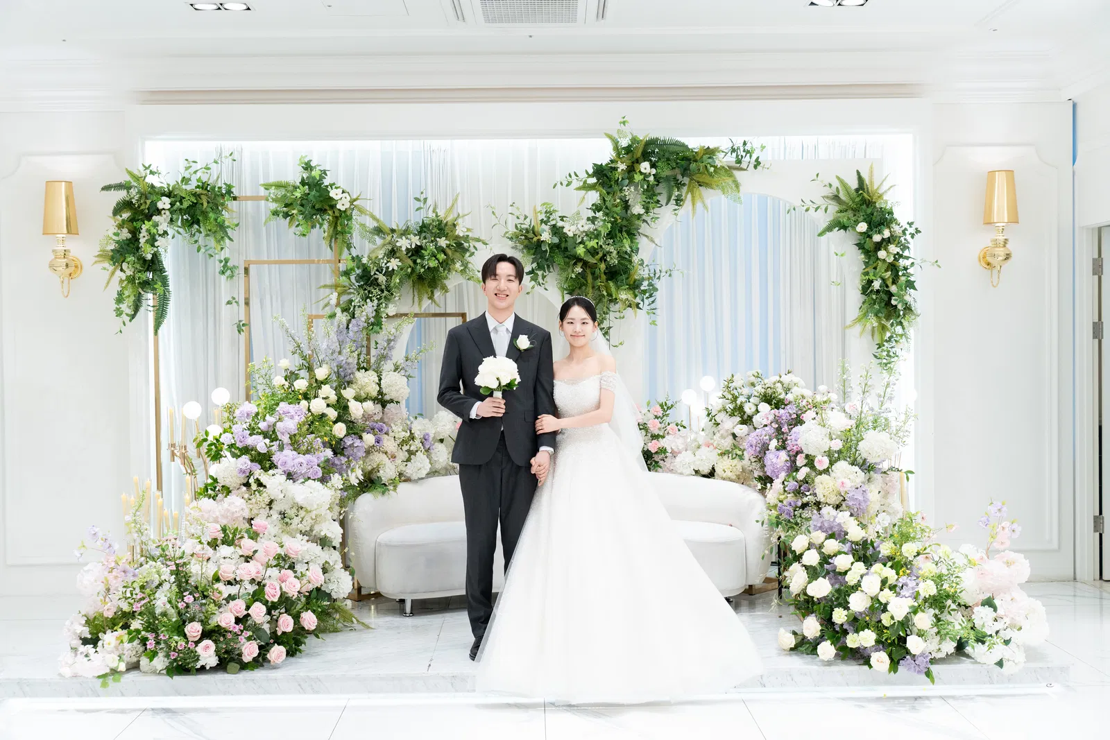 더 베뉴지 서울, 대기실의 꽃 장식과 함께 담은 신랑 신부 전신 사진