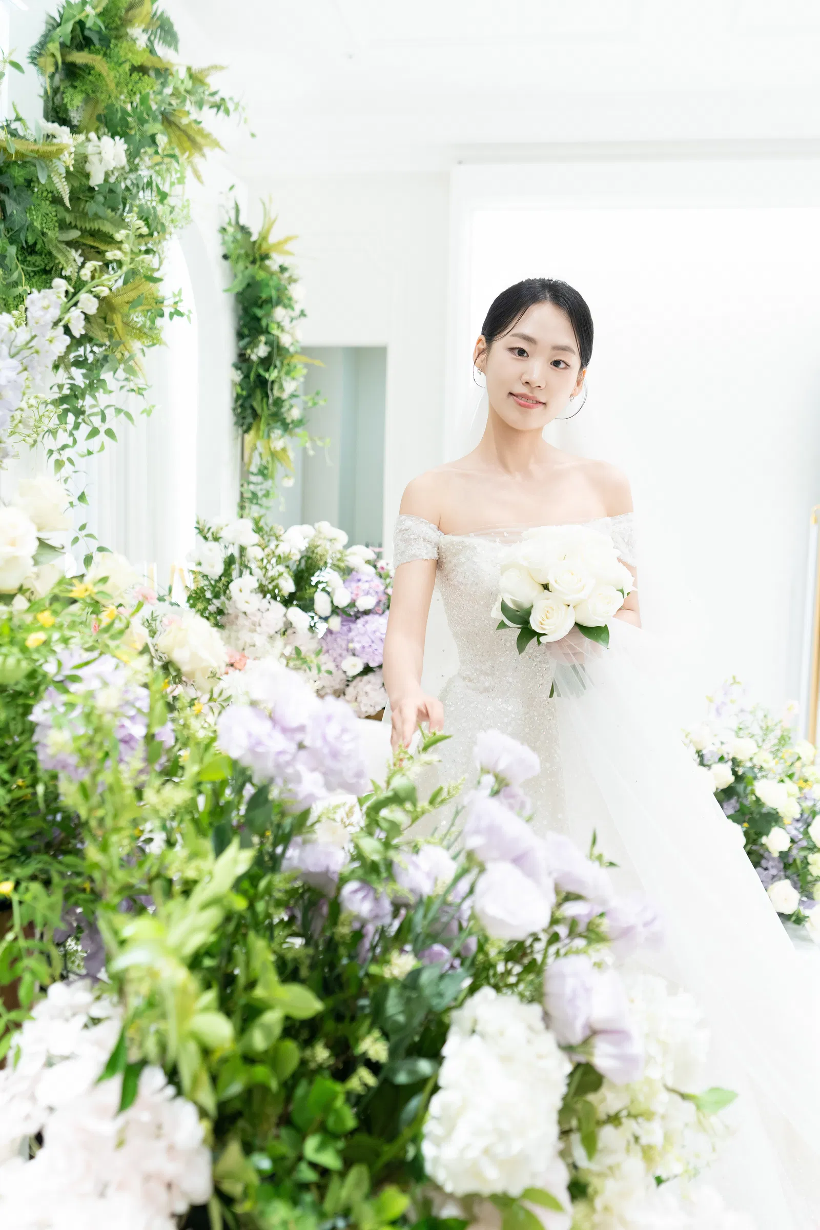 더 베뉴지 서울, 흰 부케와 꽃 장식 사이로 바라본 신부