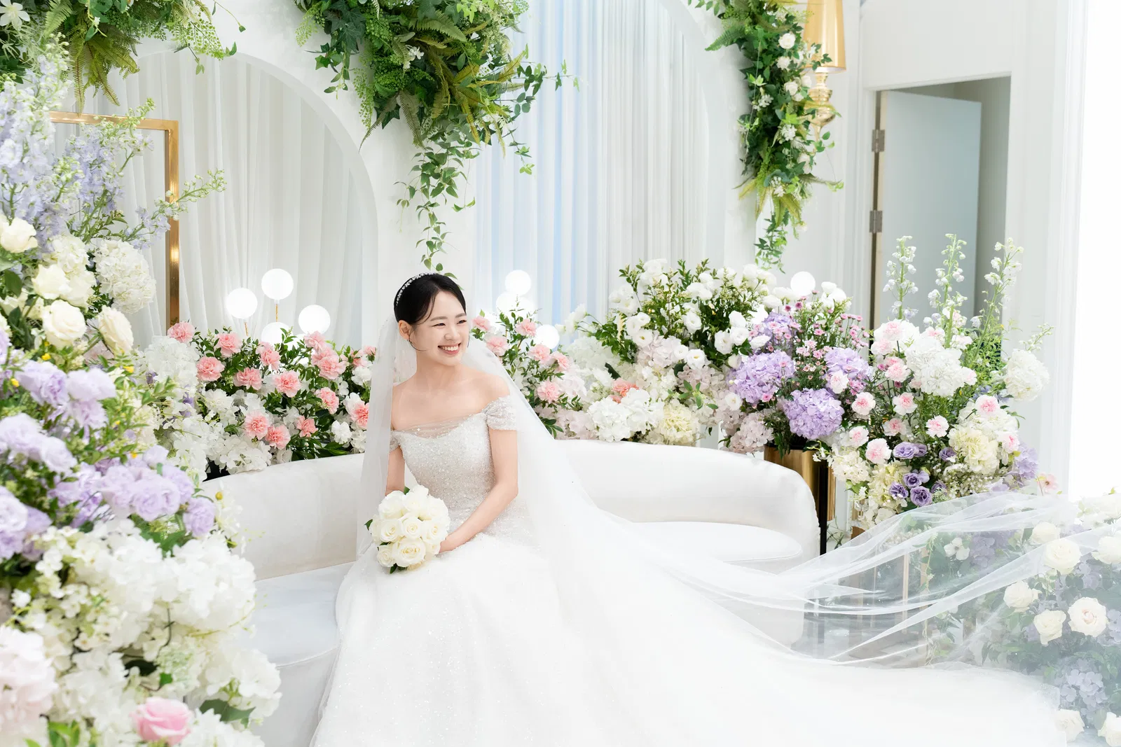 더 베뉴지 서울, 소파에 앉아 옆을 보며 웃는 신부