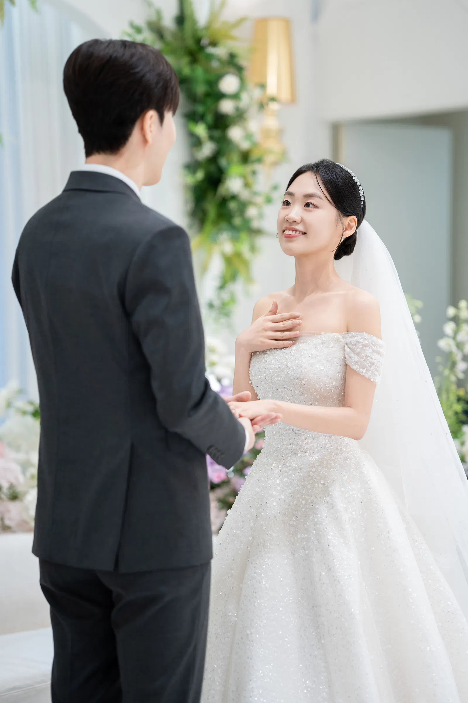 더 베뉴지 서울, 신랑을 바라보며 미소 짓는 신부